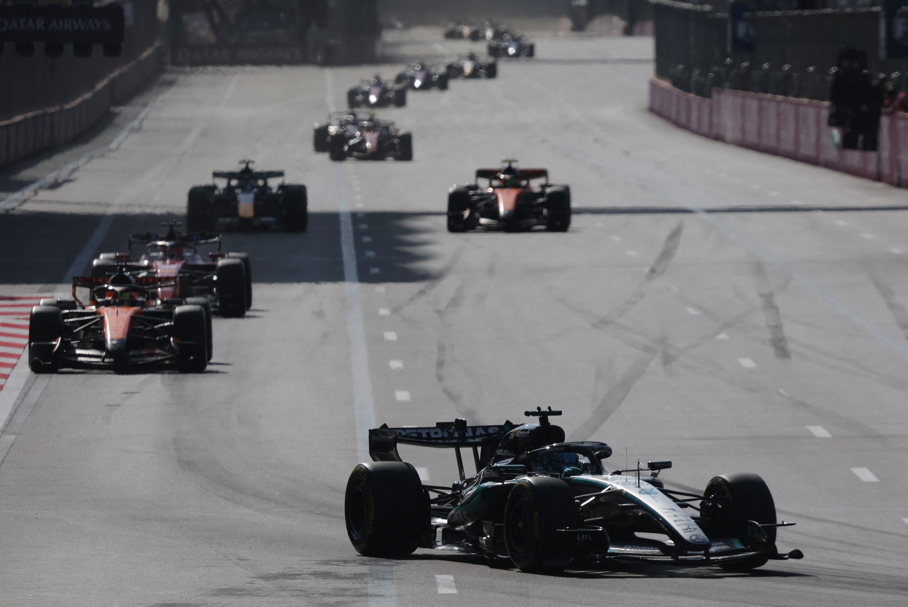 GP do Azerbaijão: Russell segura Verstappen por 0s1 e vence; Bortoleto é 13º