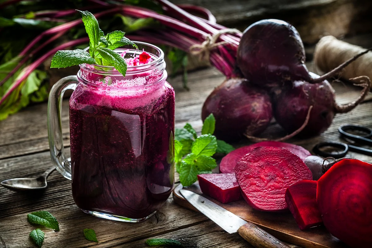 Suco de beterraba é barato e funciona tão bem quanto pré-treino tradicional