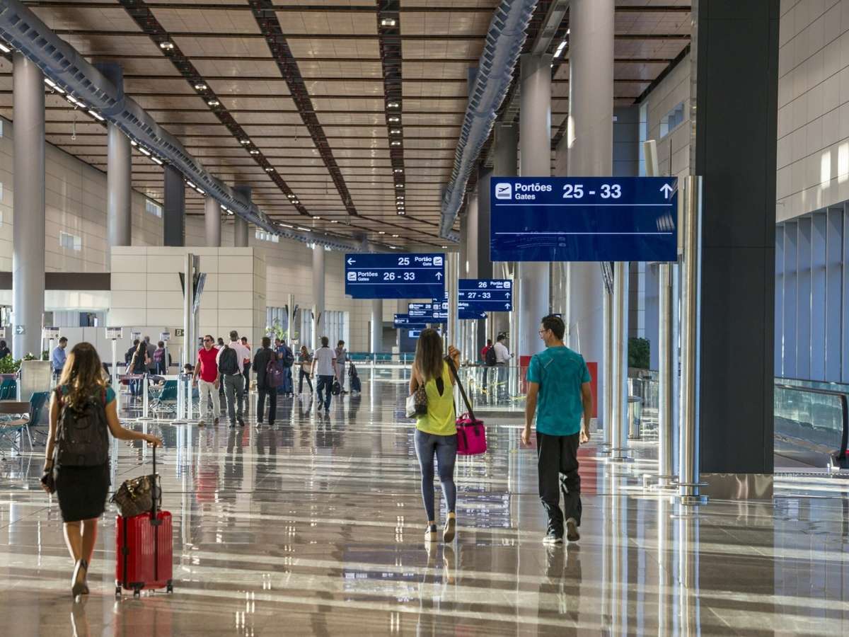 Aeroporto de Confins, em Belo Horizonte, suspende atividades por problema na pista