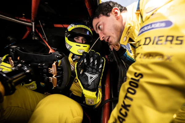 Stock Car: Nicolas Costa homenageia avô no capacete na etapa de Brasília - destaque galeria