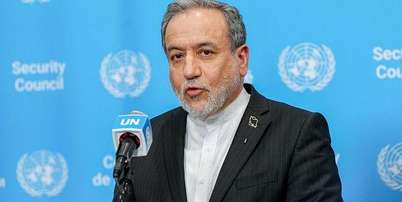O ministro das Relações Exteriores do Irã, Abbas Araghchi, discursa em frente a um pódio tendo como fundo o azul da ONU. Foto: Bloomberg via Getty Images / BBC News Brasil