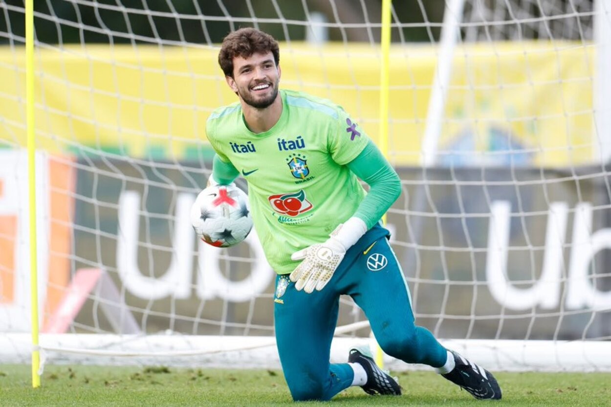 Com Otávio, Cruzeiro domina lista de goleiros mais jovens da Seleção no século; veja nomes
