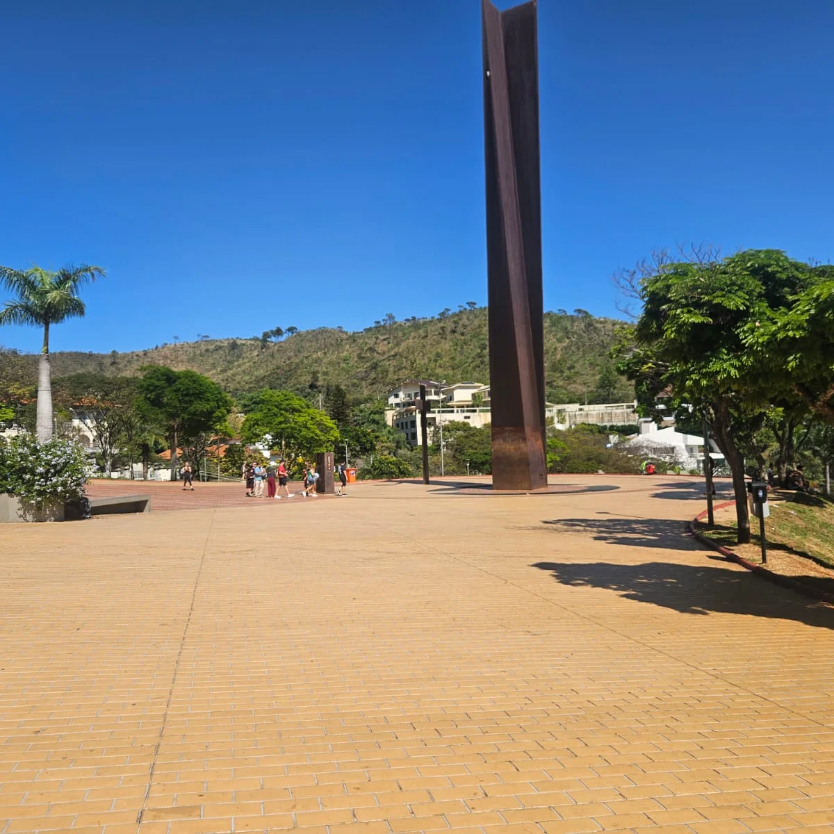Defesa Civil emite alerta para "onda de calor forte" em BH; veja até quando