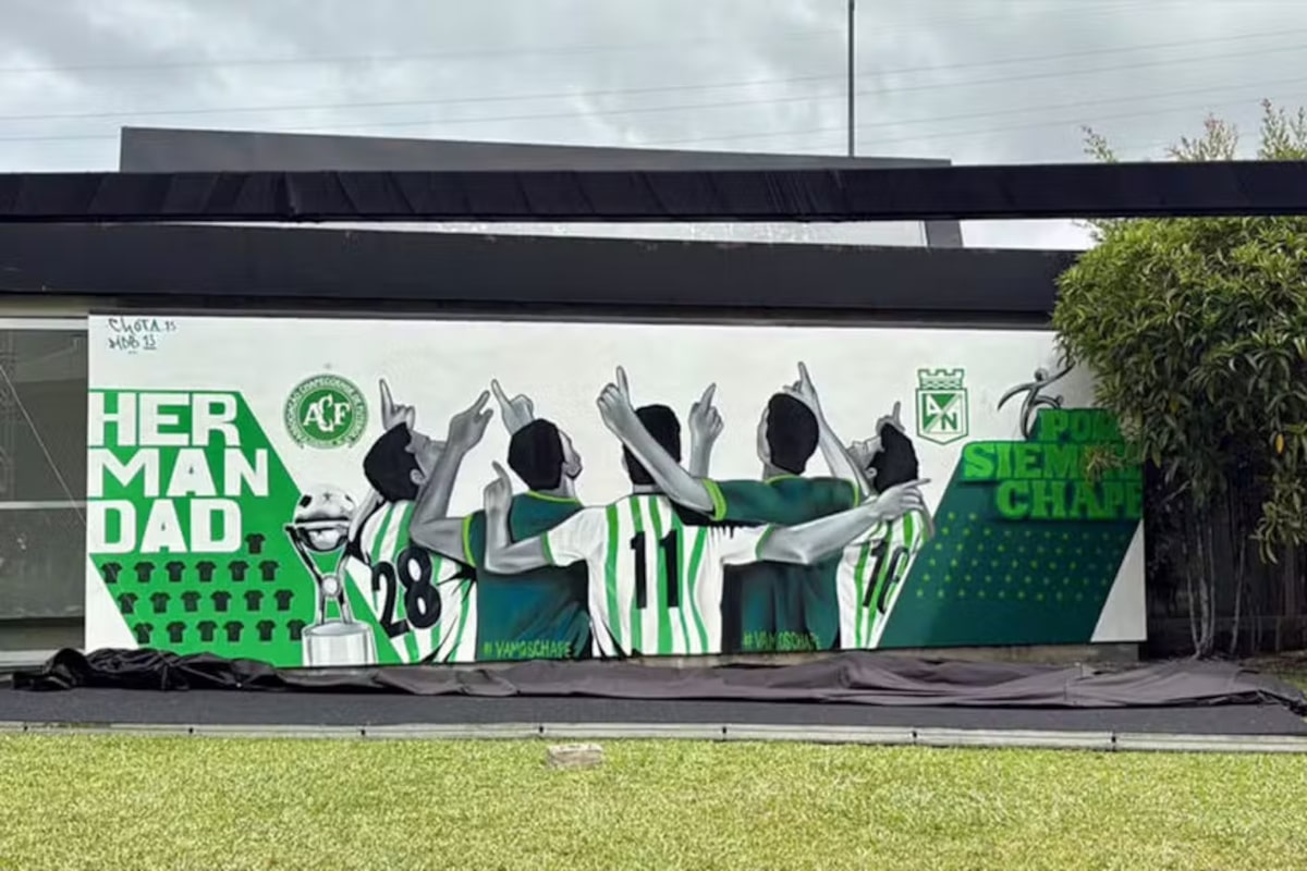 Chapecoense volta à Colômbia e recebe homenagens do Atlético Nacional dez anos após tragédia
