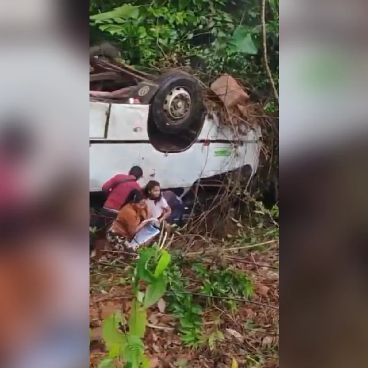Micro-ônibus cai em ribanceira na BR-174 e deixa 17 feridos no Amazonas