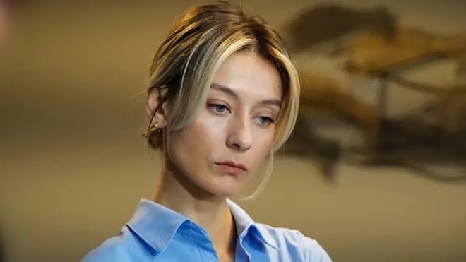 Em Iludida, Asya aparece de surpresa na festa de Volkan e Derin e o clima fica tenso