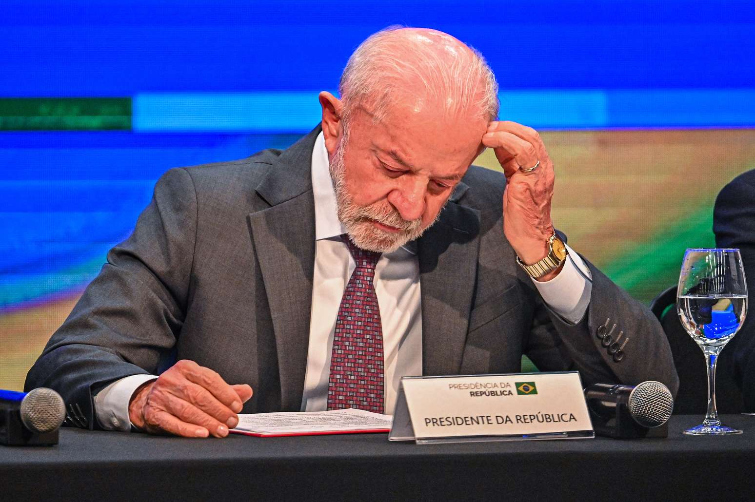 Luiz In&aacute;cio Lula da Silva (PT), presidente e candidato &agrave; reelei&ccedil;&atilde;o, durante assinatura de Medida Provis&oacute;ria nesta sexta-feira, 25