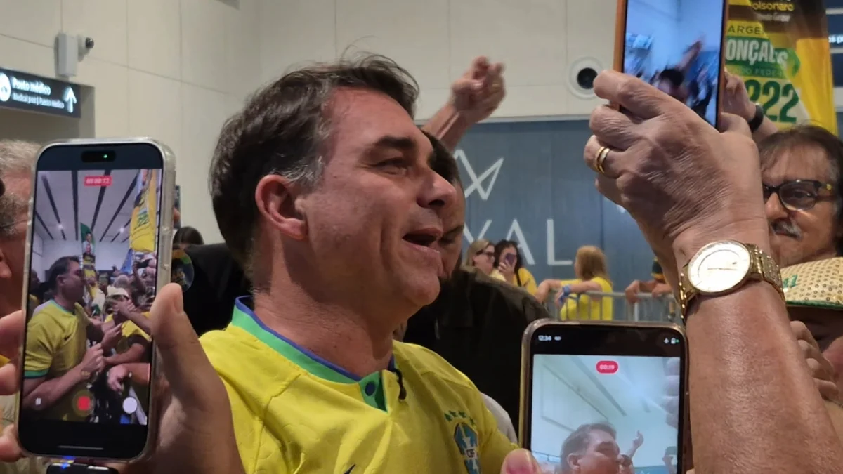 Flávio Bolsonaro chega a Natal em nova rodada de campanha pelo Nordeste