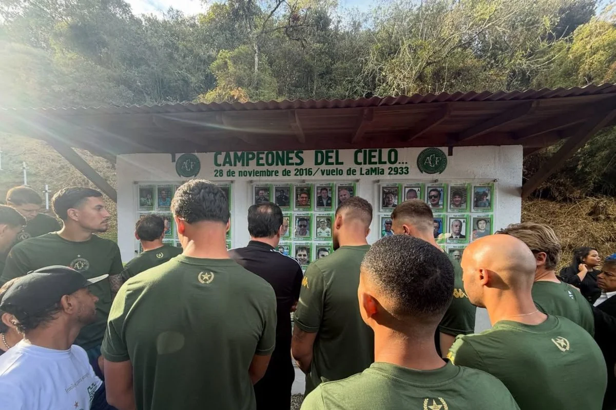 Chapecoense visita memorial onde caiu avião do clube na Colômbia