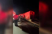 Ônibus de turismo ficou destruído após tombar na BR-262, no Espírito Santo; três pessoas morreram