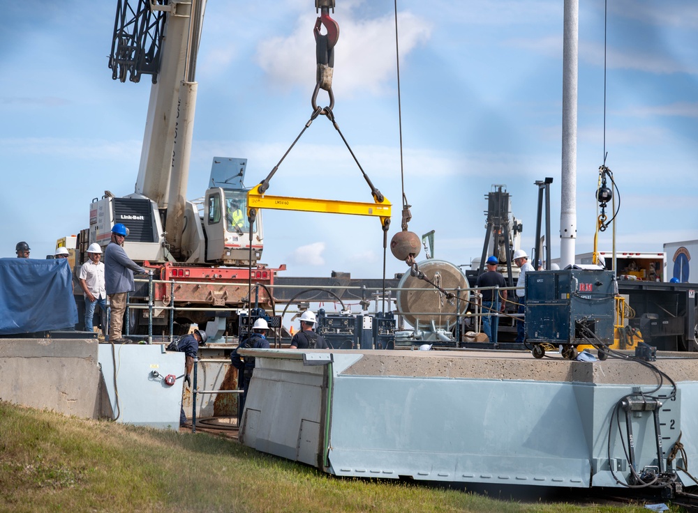 Imagem relacionada à notícia: 583 rd Esquadrão de Manutenção de Mísseis renova o sistema de suspensão de mísseis Minot AFB