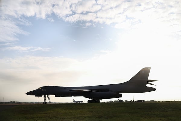 Base aérea dos EUA em RAF Fairford em estado de alerta máximo enquanto polícia do Reino Unido encontra explosivos