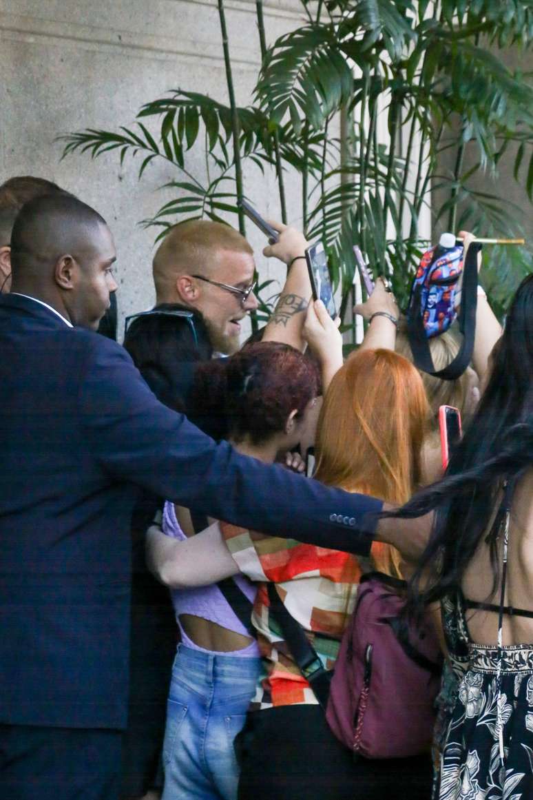 Ricky Martin recebe carinho de fãs na porta do Copacabana Palace
