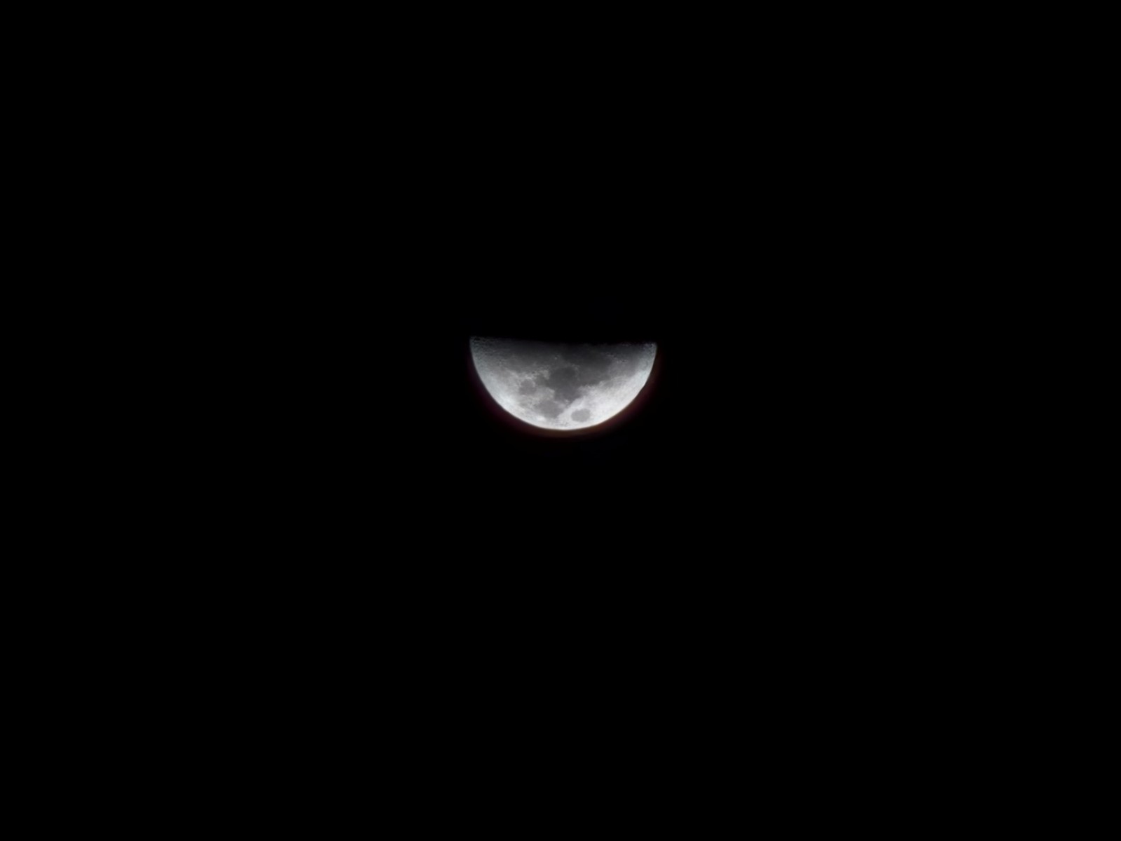 Lua; câmera tirada com Galaxy Z Fold 7, zoom de 30x — Foto: Ana Letícia Loubak/TechTudo