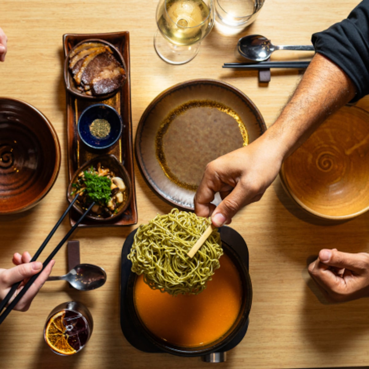 Kureiji tem hambúrguer de gyoza, Miojo com wagyu e a criatividade de Adriano Kanashiro
