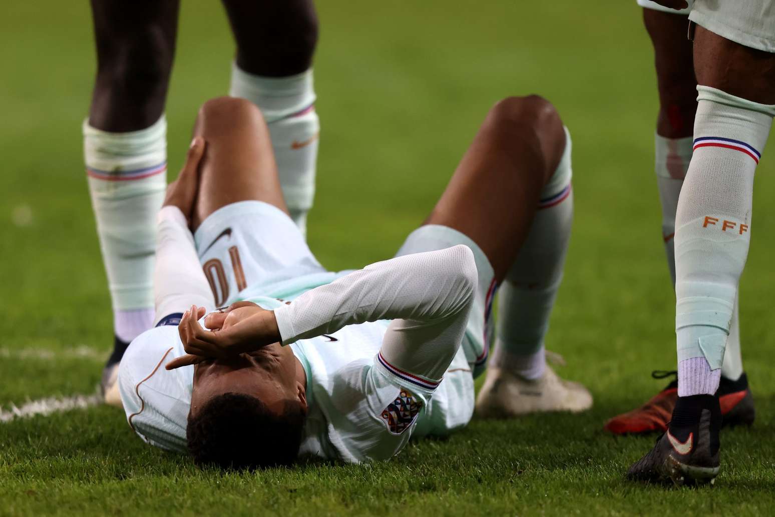 Kylian Mbapp&eacute; em momento de les&atilde;o pela sele&ccedil;&atilde;o francesa