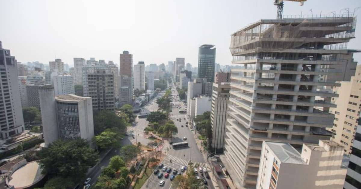 Marquise desaba na Avenida Faria Lima, em São Paulo, e atinge duas pessoas