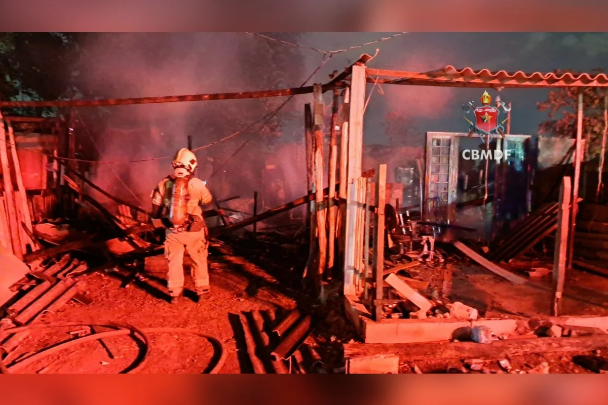 Bombeiros combatem incêndios em assentamento e galpão no DF