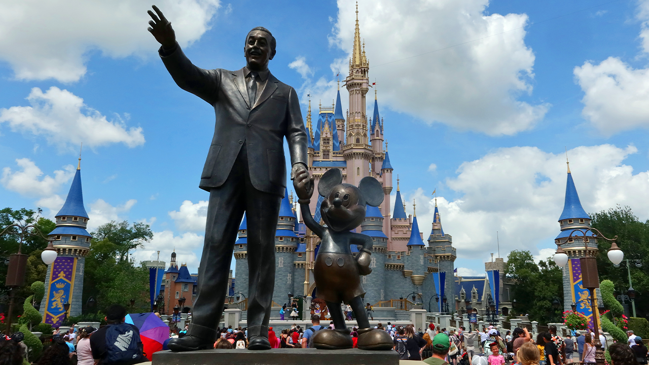 UCF Knights anunciam acordo de patrocinação no capacete incrivelmente alinhado com a marca com o Walt Disney World
