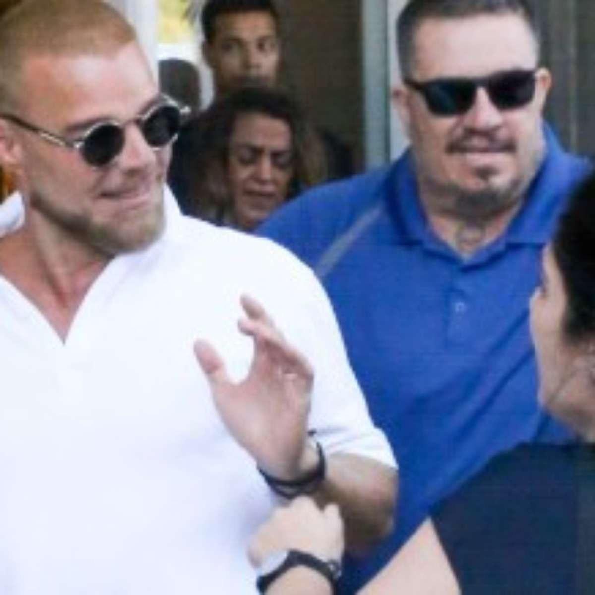 Ricky Martin recebe carinho de fãs na porta do Copacabana Palace