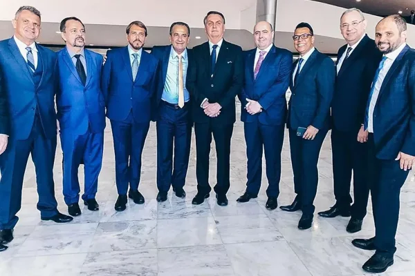 Pastor de Flávio Bolsonaro diz: “Deus odeia o culto à Rainha dos Céus” - destaque galeria