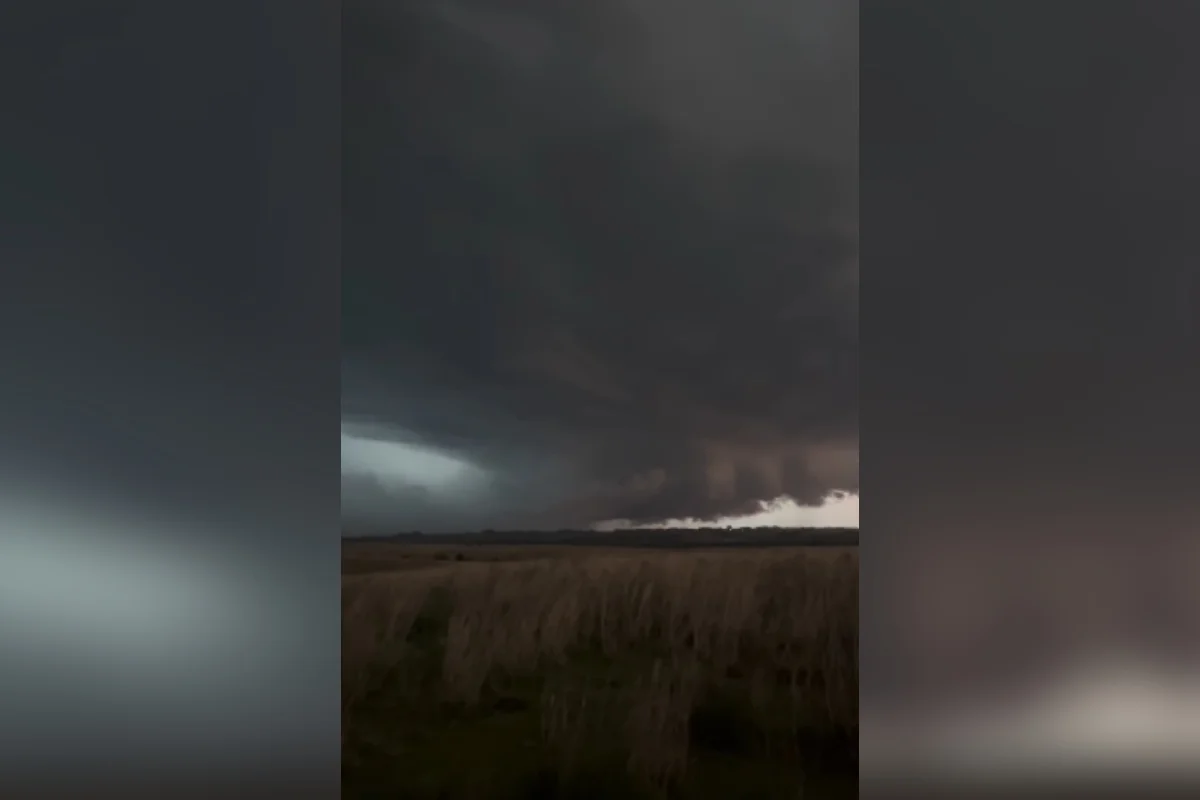 Imagem colorida mostra formação de supercelula em Alegrete, no Rio Grande do Sul - Metrópoles