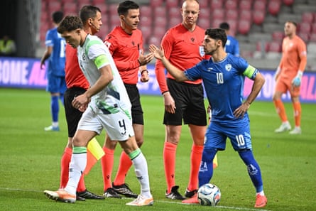 Republic of Ireland captain Dara O’Shea (left) turns away from Israel captain Manor Solomon before kick-off.