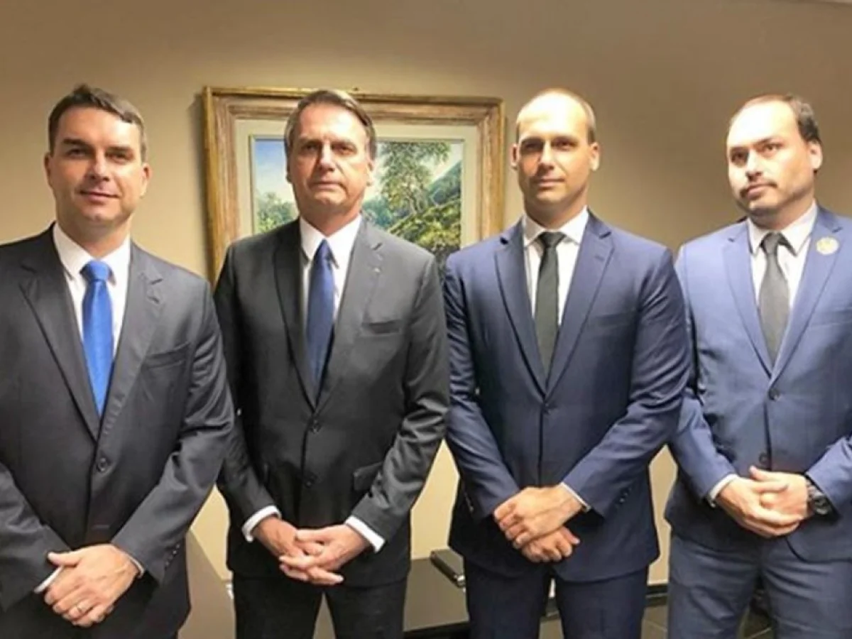 Financial Times compara clã Bolsonaro a Trump e cita "política paranoica"