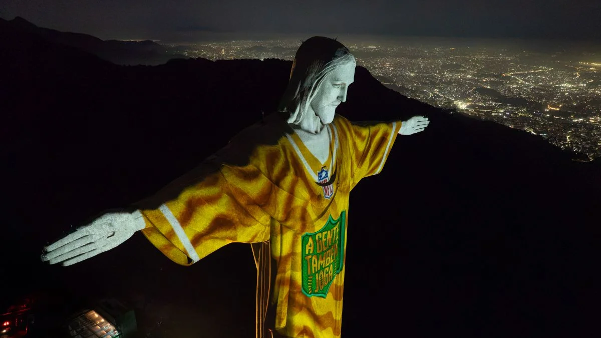 Cristo Redentor faz homenagem à partida da NFL no Rio de Janeiro