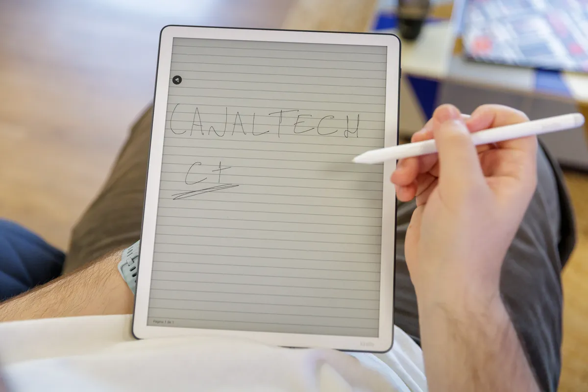 Imagem da matéria: Kindle Scribe 3 me fez voltar a escrever à mão, mas não aposentou meu Kindle Paperwhite