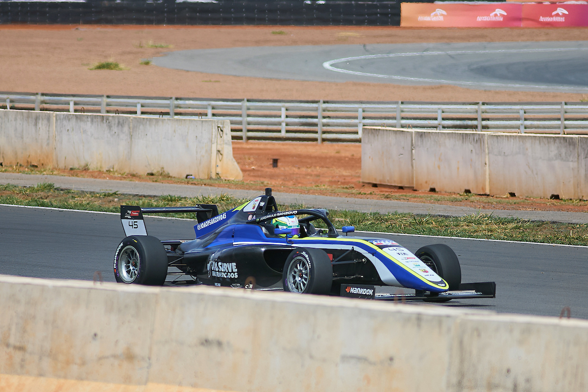 Animado, Camarote Metrópoles curte Stock Car, Fórmula 4 e Turismo Nacional