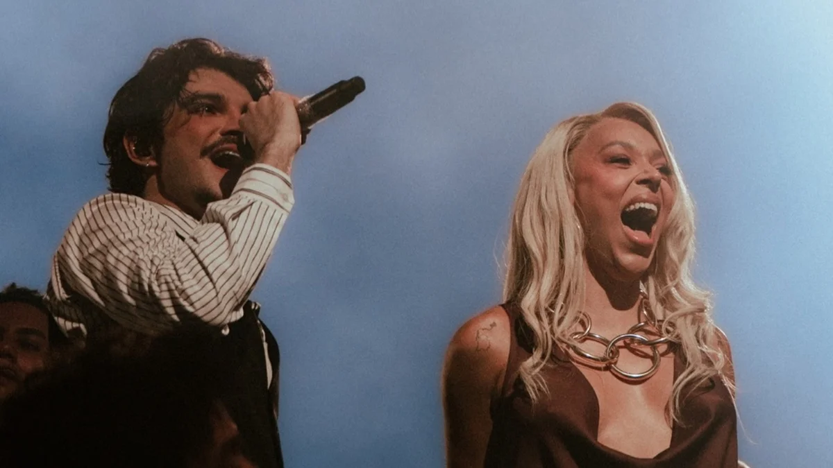 Jão retorna aos palcos em show com participação de Erika Hilton