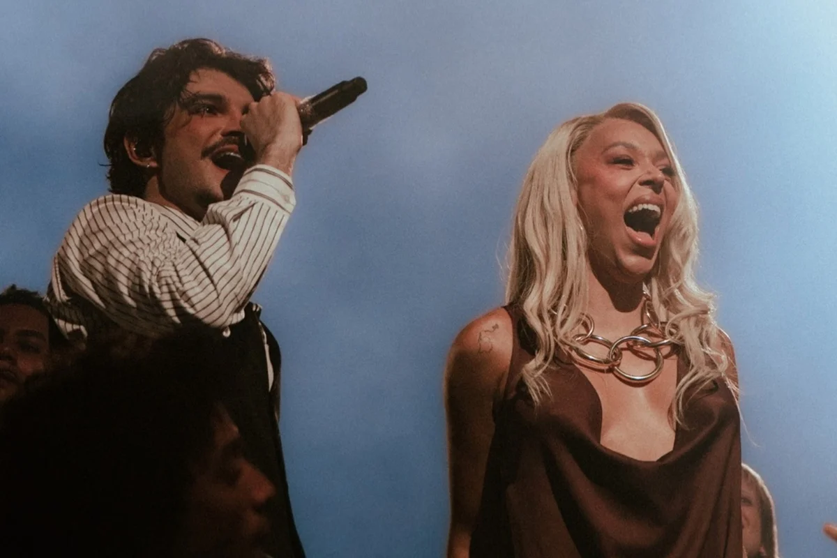 Jão e a deputada Erika Hilton