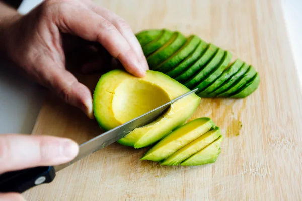 Suco verde com maçã e abacaxi promove saciedade e ajuda na saúde intestinal