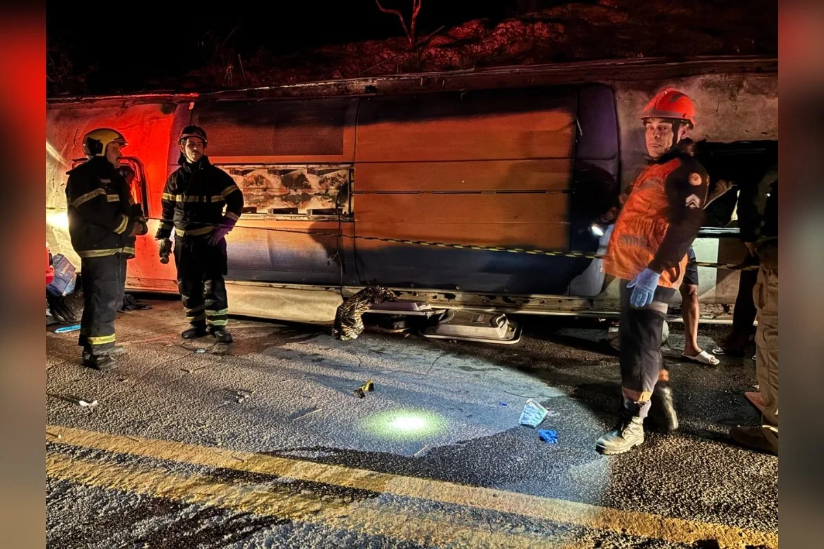 Ônibus que tombou rumo a MG e deixou três mortos fazia viagem irregular