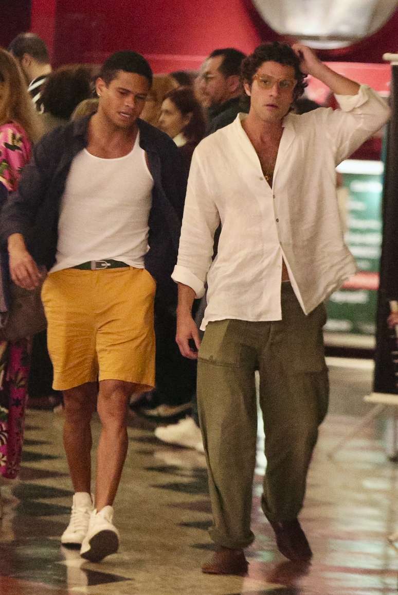 Atores da Globo são vistos juntos em shopping no Rio de Janeiro acompanhando peça de teatro