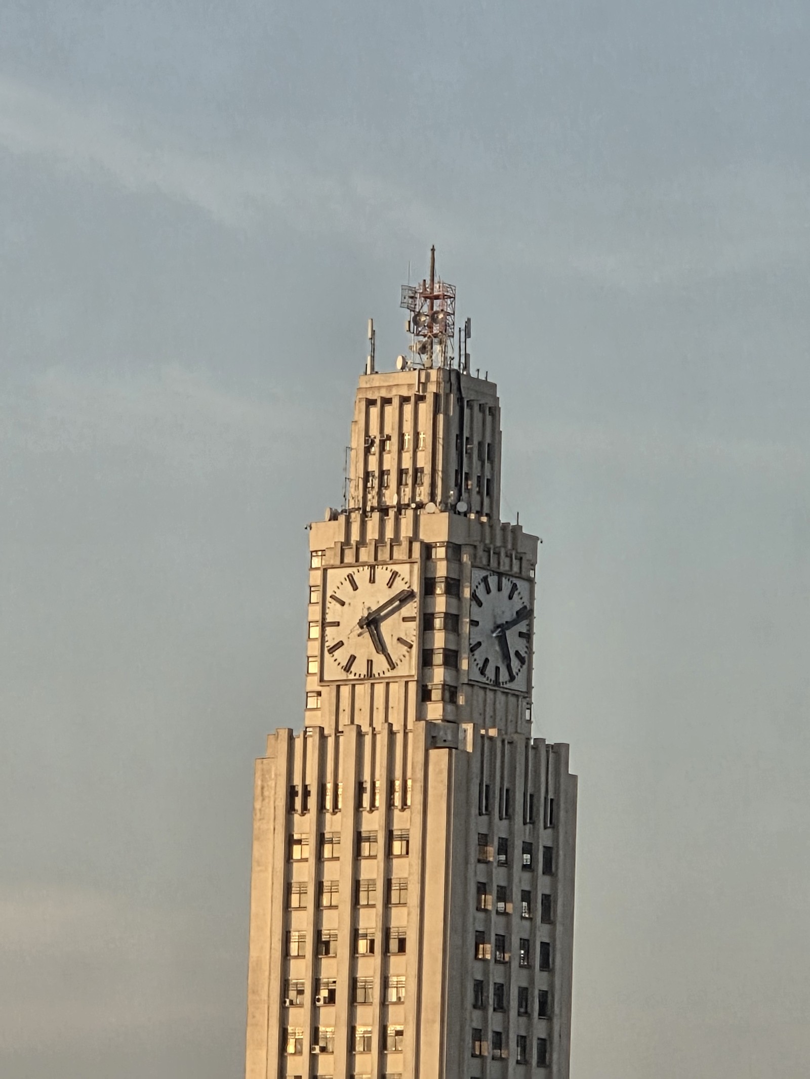 Relógio da Central do Brasil; foto tirada com zoom de 10x do Galaxy Z Fold 7 — Foto: Ana Letícia Loubak/TechTudo
