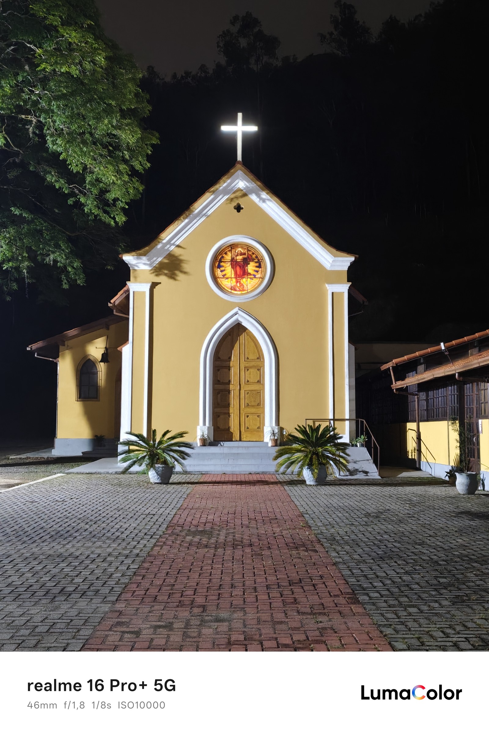 Catedral de cidade do interior; foto tirada à noite com o realme 16 Pro+ — Foto: Ana Letícia Loubak/TechTudo