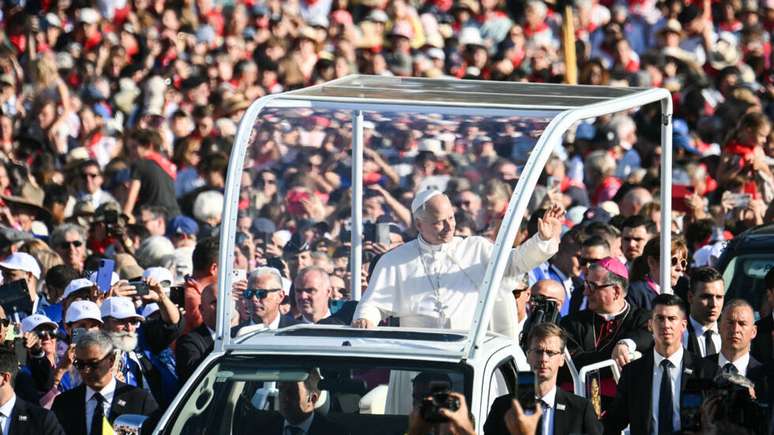 Papa exorta Igreja a enfrentar suas falhas antes de se reunir com vítimas de abuso na França