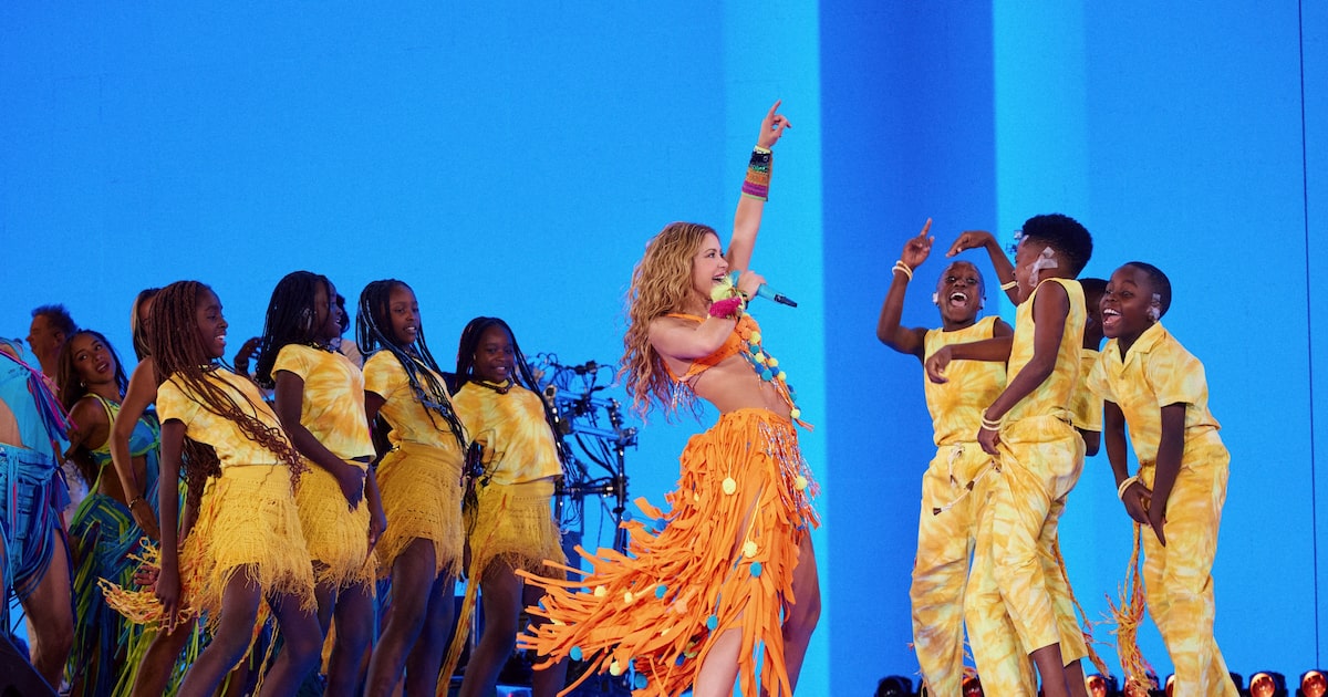 Shakira reencontra Ghetto Kids em show na Espanha e cumpre promessa feita às crianças; assista
