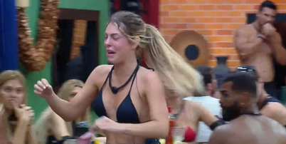 Ana Bruna chora após conversar com a produção Foto: Reprodução/Record