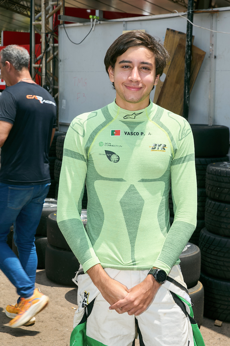 Animado, Camarote Metrópoles curte Stock Car, Fórmula 4 e Turismo Nacional