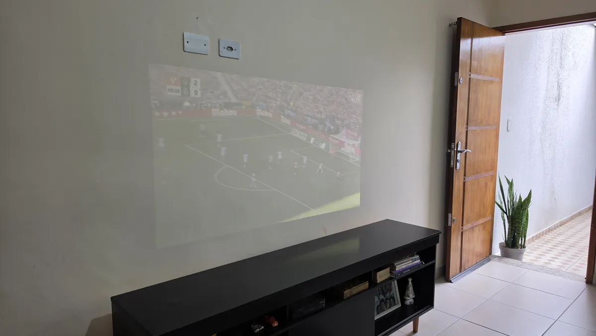 Imagem da matéria: Projetor 4K substitui a Smart TV? Testamos a experiência em sala clara