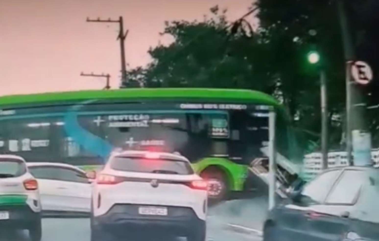 Ônibus elétrico desgovernado atinge ao menos seis veículos no Jabaquara, em São Paulo