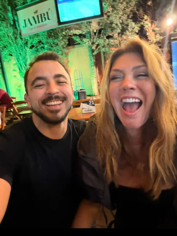 Simony celebra aniversário do namorado: "Feliz nós"