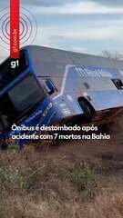 Ônibus é destombado após acidente com 7 mortos na Bahia
