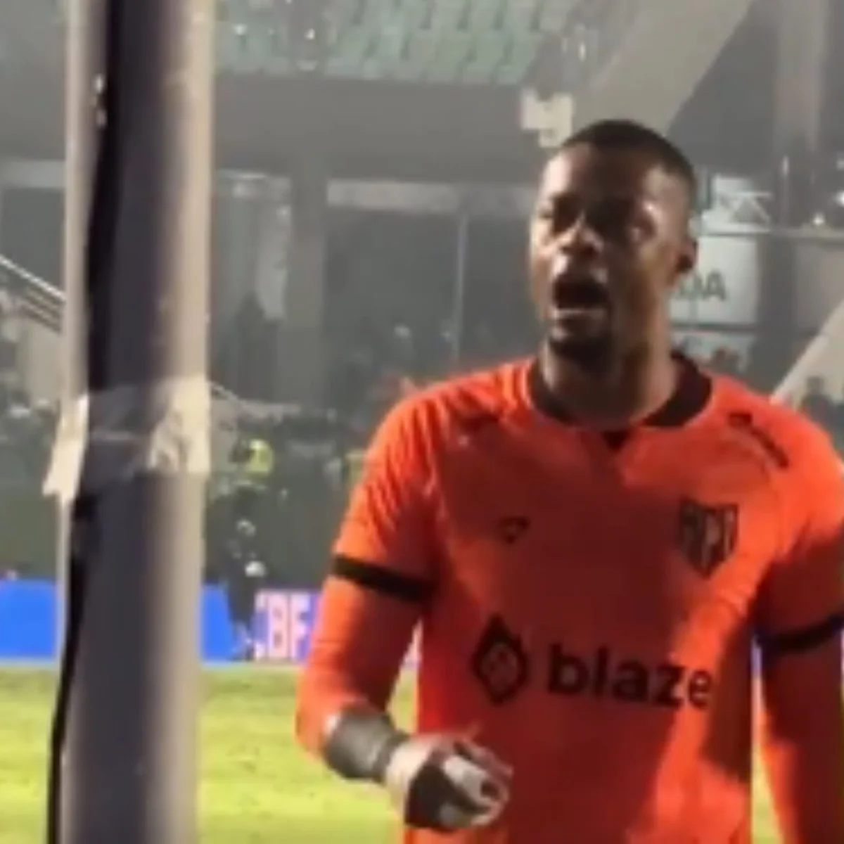 Presidente do Atlético-GO ameaça goleiro do próprio time: "Corto o pescoço"