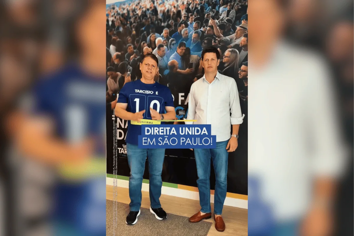 Imagem colorida do governador Tarcísio de Freitas ao lado de Ricardo Salles, ex-candidato ao Senado por São Paulo - Metrópoles