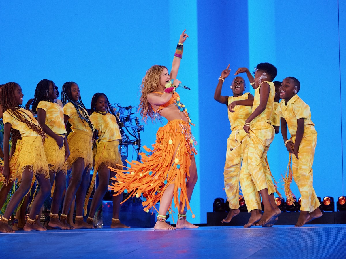 Shakira reencontra Ghetto Kids em show na Espanha e cumpre promessa feita às crianças; assista