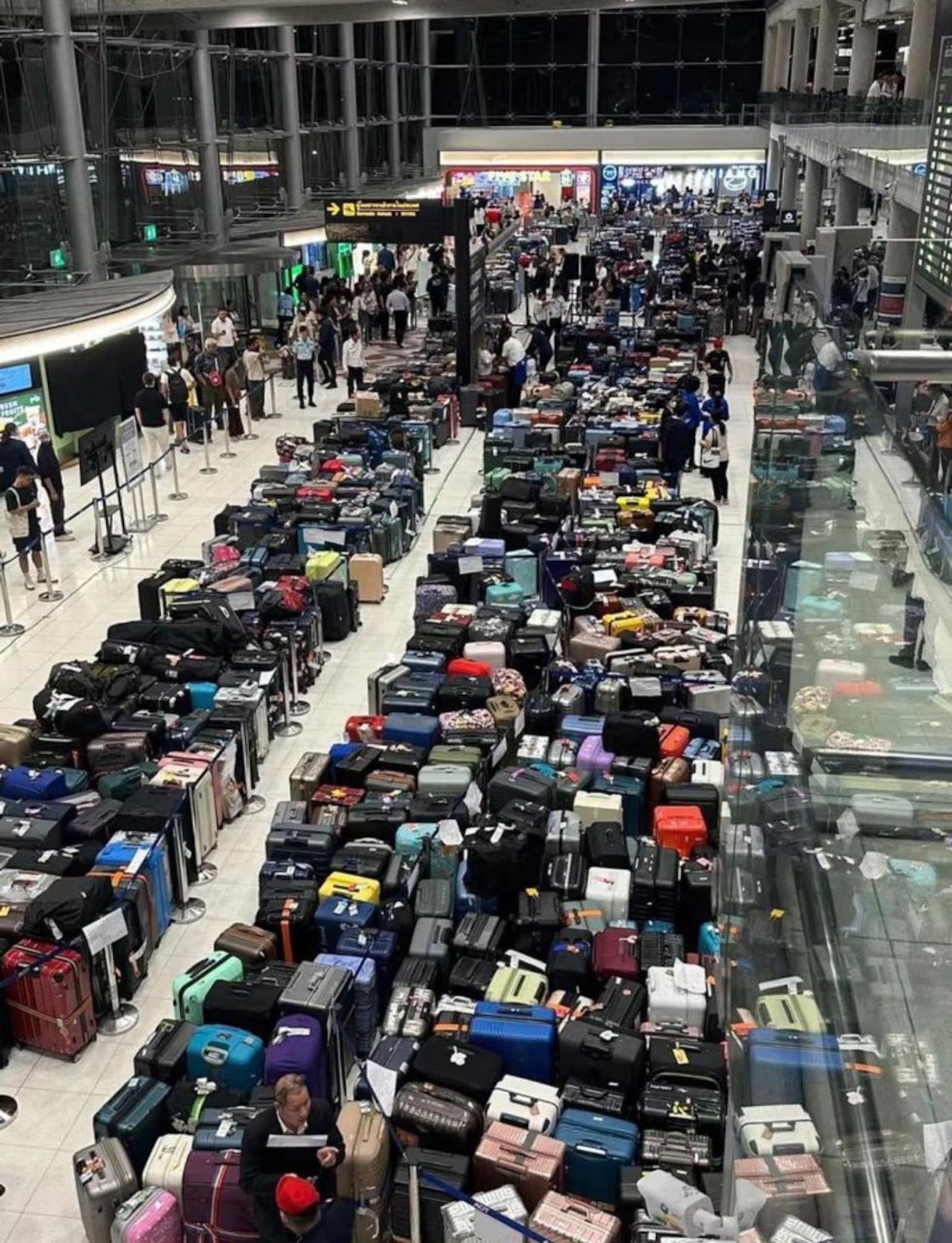Passageiros estão levando até seis horas para conseguir retirar suas bagagens Reprodução redes sociais